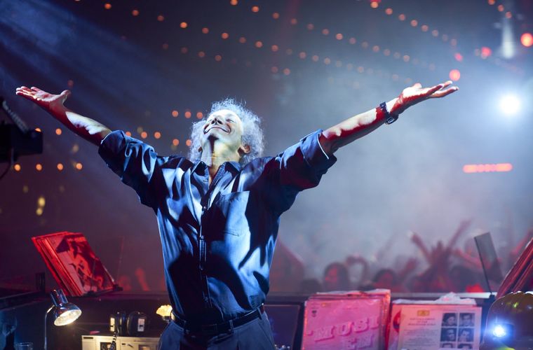 La serie cuenta con una recreación de la época sin fisuras, que llevan al espectador directo a los 90