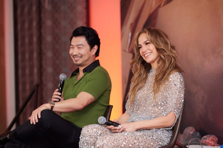 Simu Liu y Jennifer Lopez estuvieron presentes en la conferencia de prensa latinoamericana del esperado estreno de Netflix