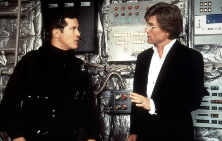 John Leguizamo junto a Kurt Russell en Momento crítico