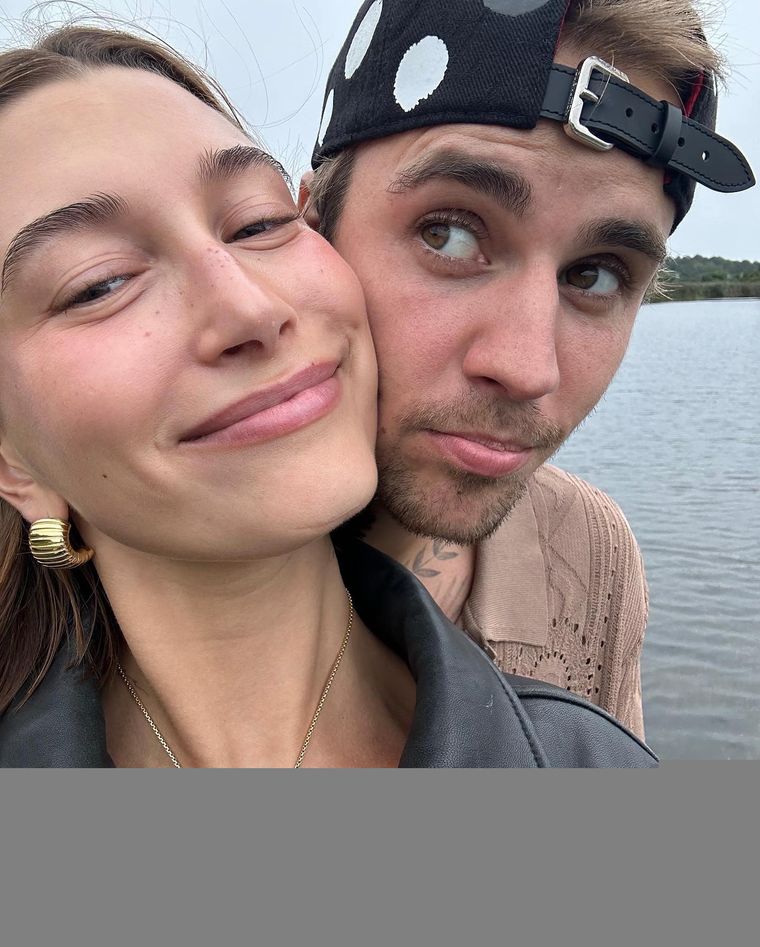 Justin Bieber junto a su esposa Hailey
