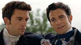 Jonathan Bailey y Luke Thompson en Bridgerton.  Jonathan Bailey y Luke Thompson en Bridgerton.