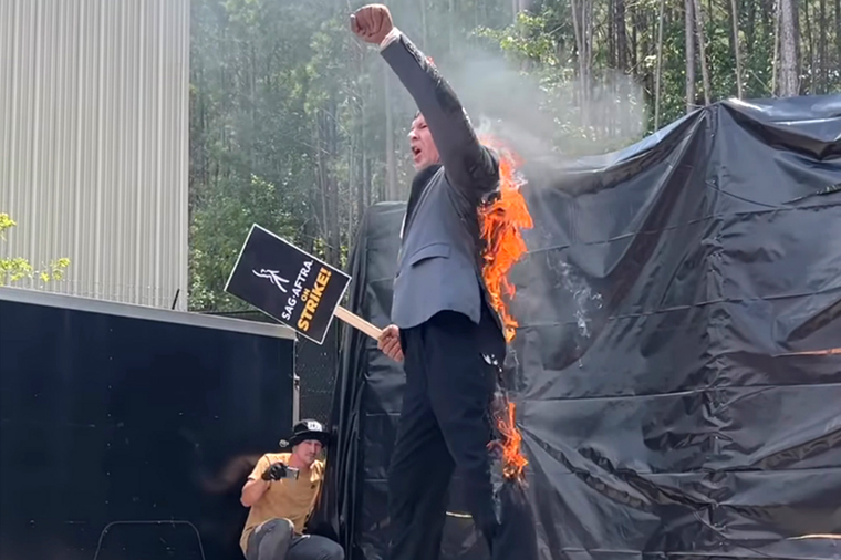 Mike Massa, en llamas sobre el escenario durante la protesta de los dobles de riesgo