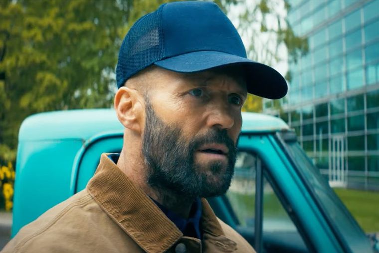 Jason Statham es un apicultor que sabe tanto de miel como de patear traseros