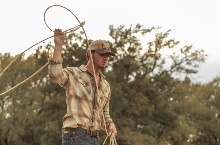 Carter aún intenta descifrar su camino en la nueva serie western de Paramount+ Carter aún intenta descifrar su camino en la nueva serie western de Paramount+