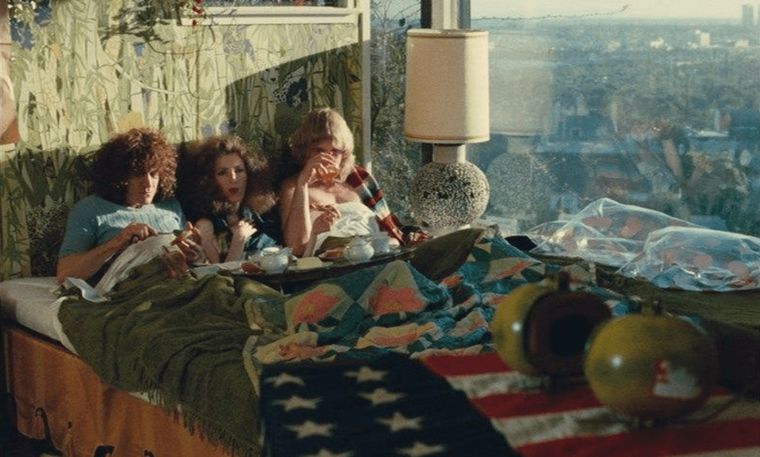 Lions Love cuenta la historia de un grupo de tres personas que son pareja en medio de la ola hippie