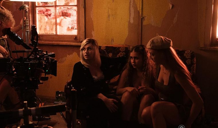 Rebel Wilson dirigió The Deb, pero la película no puede estrenarse.