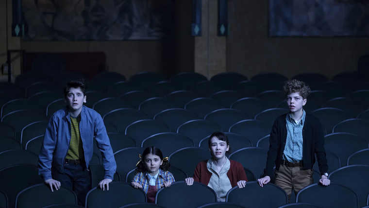 La serie guarda muchos guiños y referencias del universo creado por Stephen King a lo largo de su obra literaria. La serie guarda muchos guiños y referencias del universo creado por Stephen King a lo largo de su obra literaria. 