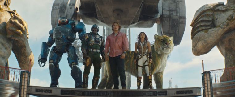 Roboto (en su nueva versión), Man-At-Arms (Idris Elba), Adam (Nicholas Galitzine), Teela (Camila Mendes) y Cringer a punto de entrar en acción. Roboto (en su nueva versión), Man-At-Arms (Idris Elba), Adam (Nicholas Galitzine), Teela (Camila Mendes) y Cringer a punto de entrar en acción.