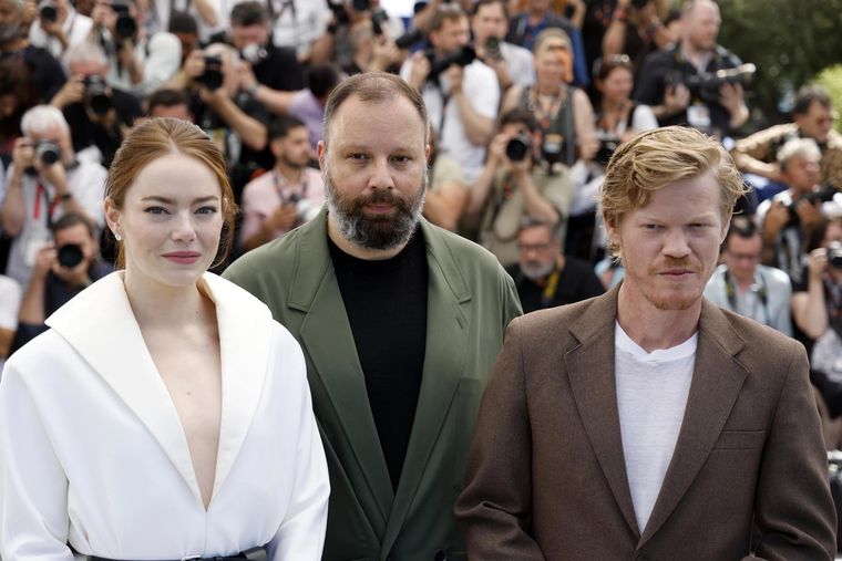 Emma Stone, Yorgos Lanthimos y Jesse Plemons en el Festival de Cannes 2024