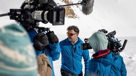 j.a. bayona continua una de sus obras mas epicas con una desagarradora docuserie