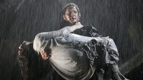 Fiel al espíritu literario de Emily Brontë, esta adaptación apuesta por la oscuridad, el conflicto psicológico y el rigor narrativo.