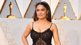 desde la playa, salma hayek deslumbro a sus seguidores de instagram con una foto que mostraba mucho desde la playa, salma hayek deslumbro a sus seguidores de instagram con una foto que mostraba mucho