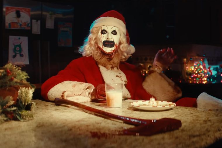 El payaso más aterrador del cine vuelve para acechar a sus víctimas en Navidad. El payaso más aterrador del cine vuelve para acechar a sus víctimas en Navidad.
