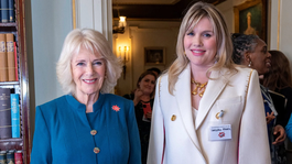 Camilla Parker Bowles junto a Emerald Fennell