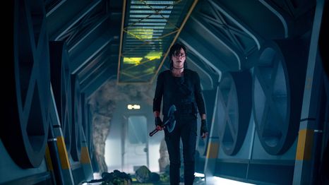 Charlize Theron regresa como Andy, la líder del grupo de inmortales en La Vieja Guardia.