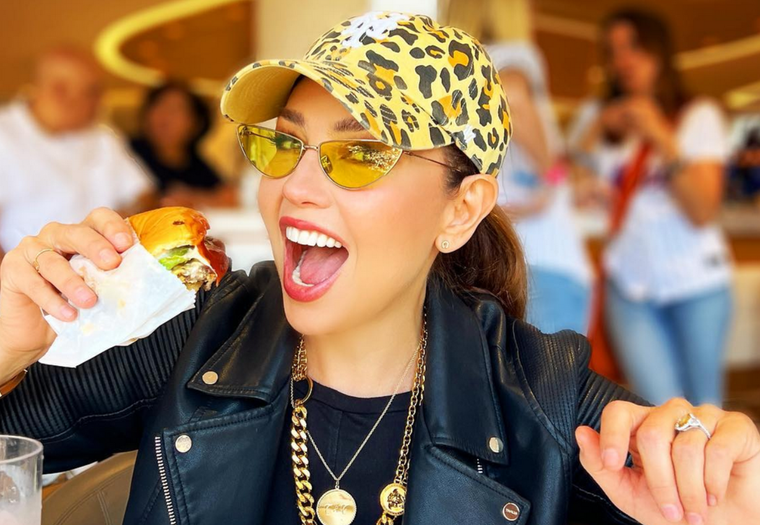 La singular Thalía cautiva a sus millones de seguidores en Instagram con sus divertidas fotos y videos.