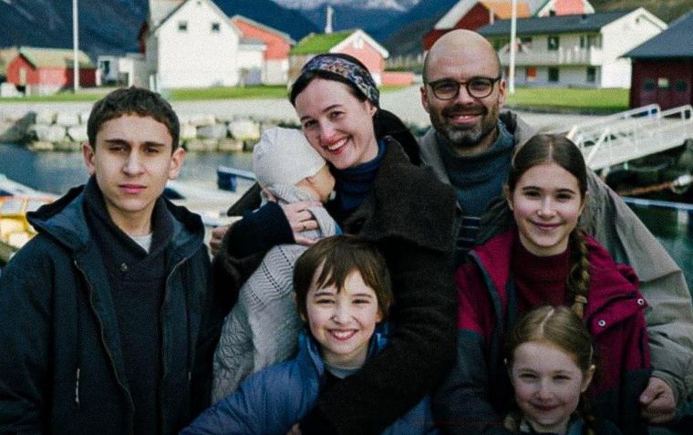 Sebastian Stan luce irreconocible en su nueva película Sebastian Stan luce irreconocible en su nueva película