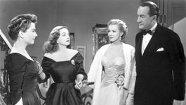 Estrenado en 1950, este drama sigue a una joven, que aspira a convertirse en actriz y triunfar en los escenarios a costa de una legendaria actriz que le abrirá las puertas de la industria