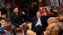 el director de friends defendio a matthew perry tras las despiadadas criticas que recibio