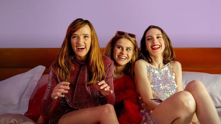 Uno de los pilares más sólidos de esta comedia romántica es la relación entre Maca y sus dos mejores amigas, Jimena y Adriana; que serán centrales en el viaje de la protagonista hacia el autodescubrimiento. Uno de los pilares más sólidos de esta comedia romántica es la relación entre Maca y sus dos mejores amigas, Jimena y Adriana; que serán centrales en el viaje de la protagonista hacia el autodescubrimiento.