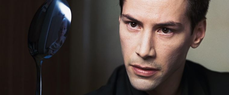 Keanu Reeves intentando doblar la cuchara