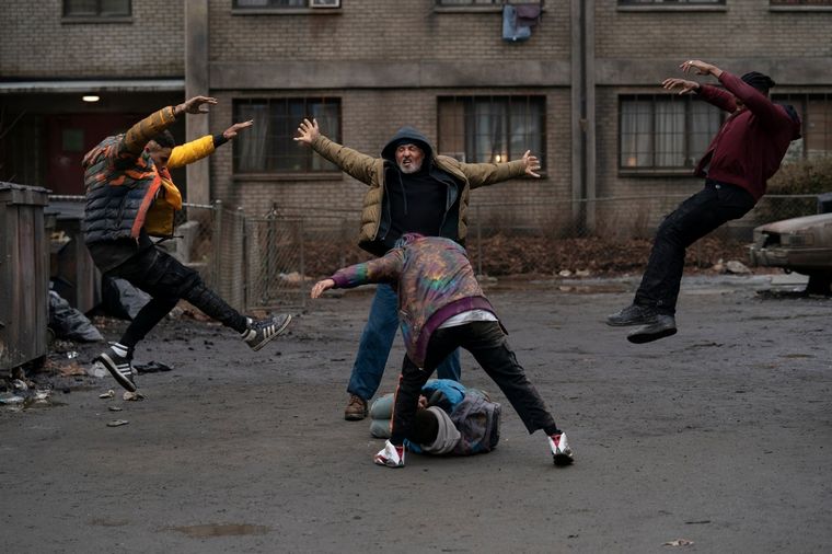 Un héroe retirado que tiene que volver.