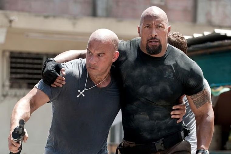 Los contratos de Vin Diesel y Dwayne Johnson especifican la cantidad de golpes que recibirán en pantalla, de modo que, de ser los que acaben más golpeados, no pierdan la compostura tras la pelea. Los contratos de Vin Diesel y Dwayne Johnson especifican la cantidad de golpes que recibirán en pantalla, de modo que, de ser los que acaben más golpeados, no pierdan la compostura tras la pelea.