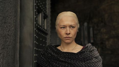 Emma DArcy como Rhaenyra Targaryen, la reina que reclama el Trono de Hierro.
