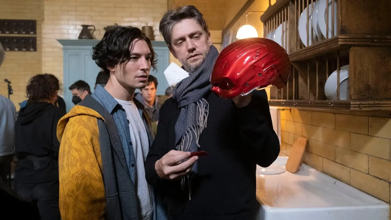 Ezra Miller y Andy Muschietti en el set de rodaje de The Flash. 
