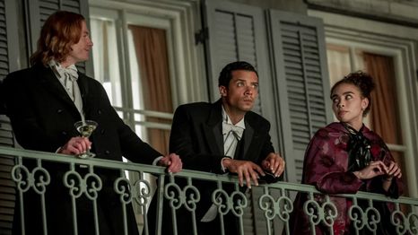 Basada en la icónica novela que saltó a la pantalla grande en 1994, este serie, que cuenta con puntaje perfecto en Rotten Tomatoes, supera por mucho a la cinta