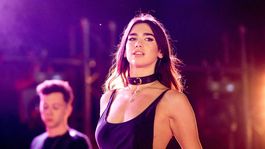 dua lipa enloquecio a sus fans con un llamativo atuendo