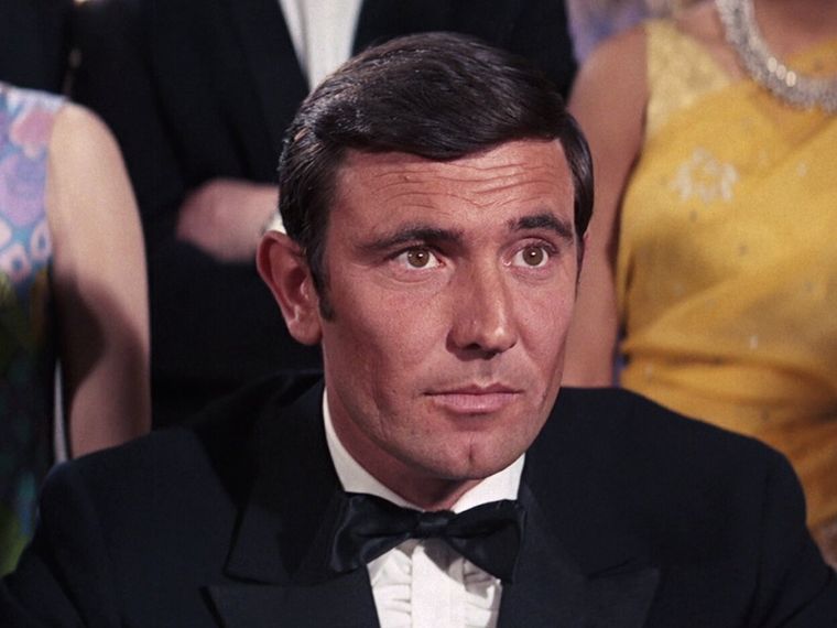 George en su única aparición como Bond