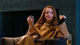 Julia Garner se pone en la piel de una conocida estafadora.