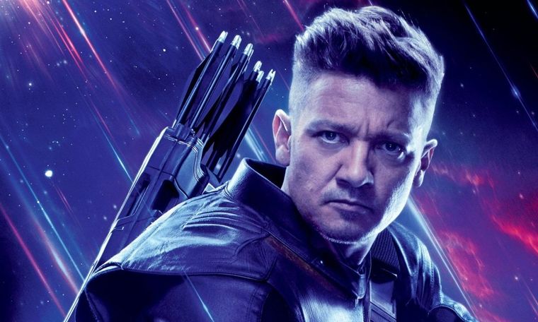 Clint afina su puntería para el regreso y para entrenar a su pupilo, Kate Bishop.