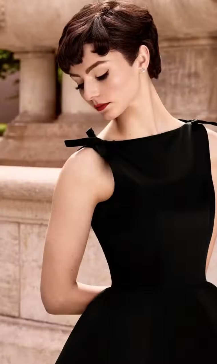 Thomasin McKenzie interpreta a Audrey Hepburn. Thomasin McKenzie interpreta a Audrey Hepburn. 