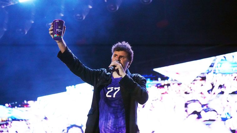 El cantante argentino que rompió el récord con el brindis más grande del mundo