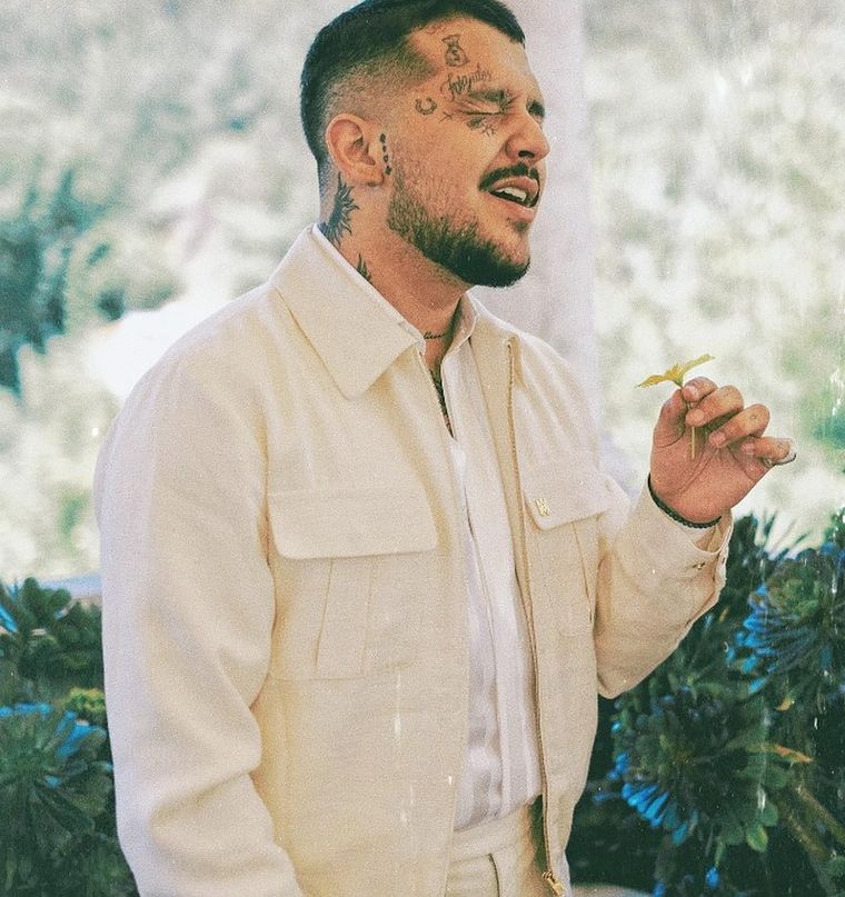 Chris no olvida sus raíces