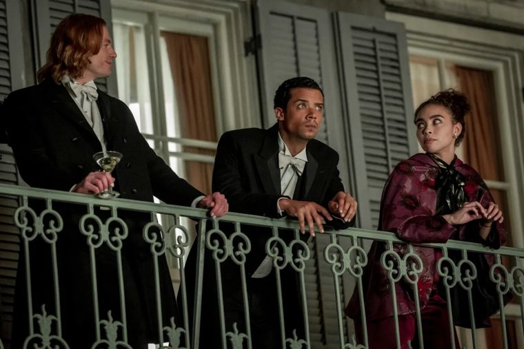 Basada en la icónica novela que saltó a la pantalla grande en 1994, este serie, que cuenta con puntaje perfecto en Rotten Tomatoes, supera por mucho a la cinta