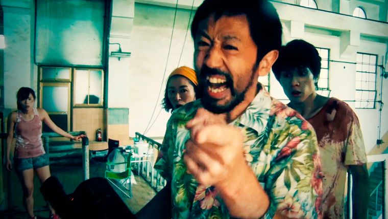 La película de bajo presupuesto resultó todo un éxito entre la crítica logrando un éxito internacional. La película de bajo presupuesto resultó todo un éxito entre la crítica logrando un éxito internacional.