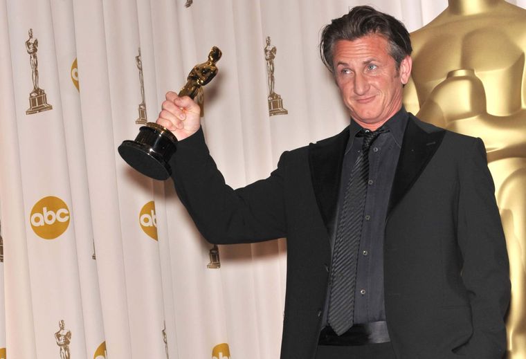 Sean Penn siempre se mostró muy cercano a Ucrania y puso a disposición del ejército sus premios Oscar para fabricar balas si eso fuera necesario. Sean Penn siempre se mostró muy cercano a Ucrania y puso a disposición del ejército sus premios Oscar para fabricar balas si eso fuera necesario.