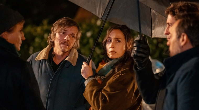 Un grupo de amigos enfrentados por un pacto. Un grupo de amigos enfrentados por un pacto. 