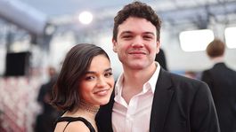Cuando Josh Andrés Rivera se sumó a la cinta en el rol de Sejanus Plinth, la actriz intentó hacer encajar el proyecto en su abultada agenda para poder compartir el set con su pareja