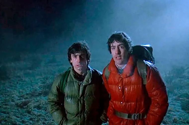 David Naughton y Griffin Dunne protagonizan Un hombre lobo americano en Londres.