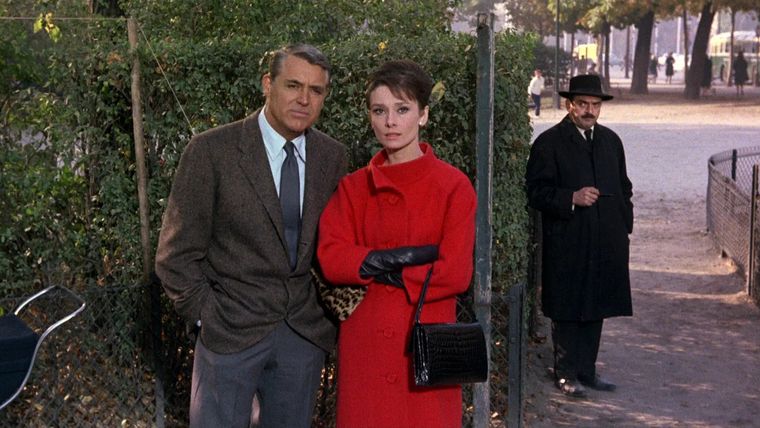 Cary Grant y Audrey Hepburn protagonizan Charada. Cary Grant y Audrey Hepburn protagonizan Charada.
