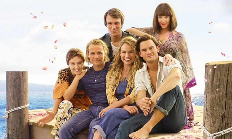 La secuela de Mamma Mia llevó por nombre Here We Go Again y se ubica cinco años después de la original. En la película se presentarán dos épocas distintas. La secuela de Mamma Mia llevó por nombre Here We Go Again y se ubica cinco años después de la original. En la película se presentarán dos épocas distintas.