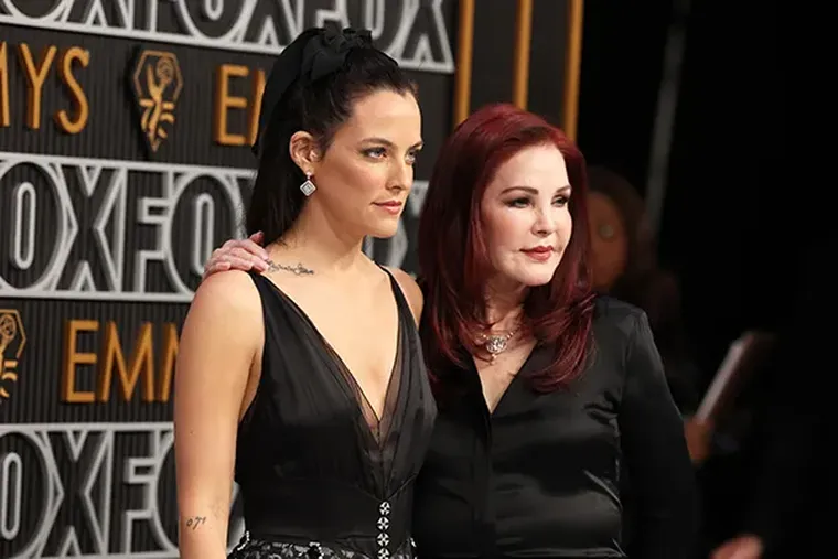 Riley Keough y Prisicilla Presley en los Emmy 2023. Riley Keough y Prisicilla Presley en los Emmy 2023.
