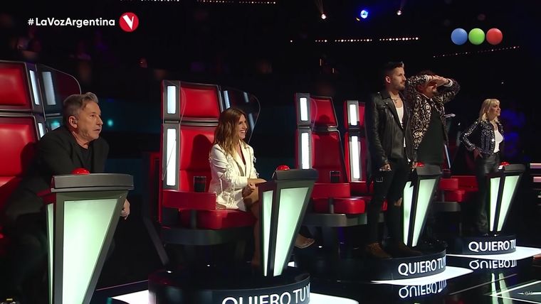 Los cuatro teams ovacionaron de pie al participante que se animó al rock argentino