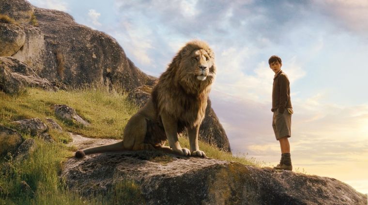 Aslan junto al joven príncipe Edmund Pevensie en Las Crónicas de Narnia: El León, la Bruja y el Ropero.