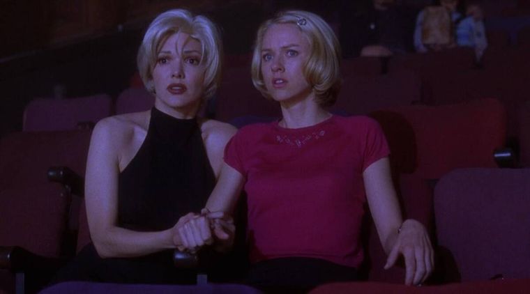 Naomi Watts y Laura Harring en Mulholland Drive. Naomi Watts y Laura Harring en Mulholland Drive.