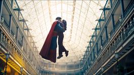 Superman y Lois Lane demostrando su amor